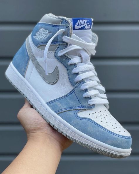 Jordan 1 Royal Blue, Baskets Jordans, King Shoes, Jordan 1 Blue, Sneakers Sale, Jordan 1 Outfit, Nike Air Jordan Shoes, Nike Fashion Shoes, Blue Jordans