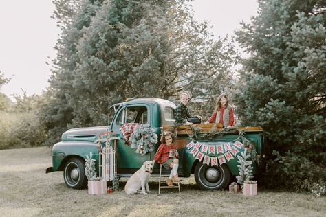 Christmas Mini Session on the Farm. Christmas photo set up with vintage Ford green truck. The Childs Farm in North Salem, IN. Yellow Lab Christmas pictures. Holiday images. Vintage Truck Mini Session, Old Red Truck Christmas Pictures, Green Truck Christmas Pictures, Blue Truck Christmas Photos, Vintage Truck Family Photos, Christmas On The Farm Pictures, Old Truck Christmas Photo Shoot, Holiday Truck Photoshoot, Outdoor Christmas Mini Sessions Set Up