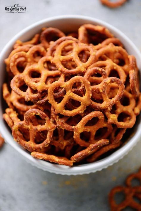 cheese pretzel twists top view Garlic Pretzels, Cheese Pretzels, Ranch Pretzels, Popcorn Oil, Seasoned Pretzels, Dinner Board, Pretzel Snacks, Pretzel Cheese, Gunny Sack