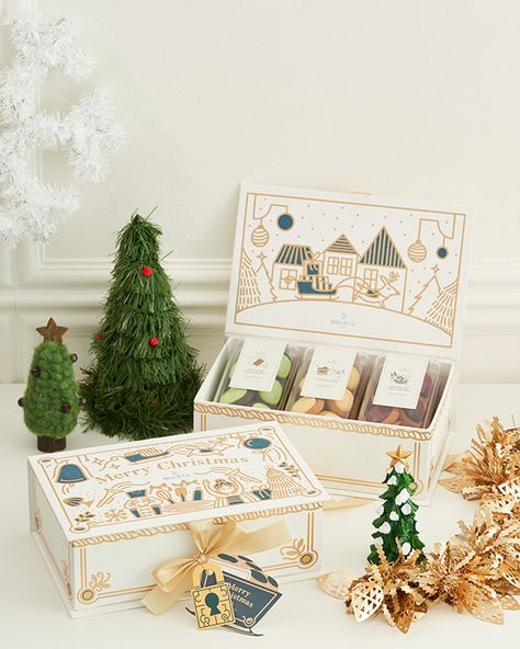 Christmas Photo Product Idea, Hampers Design Packaging, Gift Hampers Photoshoot, Hampers Ideas Christmas, Hampers Photoshoot Ideas, Christmas Food Hamper Ideas, Hamper Photography Ideas, Christmas Hampers Design, Christmas Hampers Photoshoot