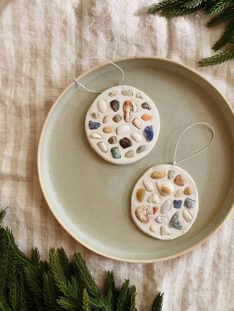 Ocean Themed Ornaments Diy, Beach Rocks Crafts Diy, Diy Beach Gifts, Shell Gift Ideas, Diy Beach Ornaments, Resin Shell Art, Rock Decor Ideas, Sea Shell Ornament, Sculpy Ornaments