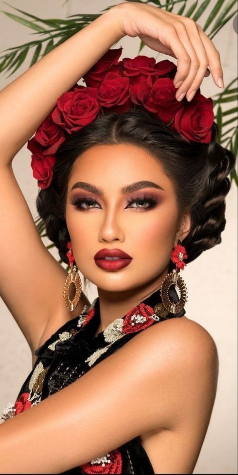 Mexican Makeup Look Traditional, Wedding Makeup Smokey, Mexican Makeup, Cabelo Pin Up, Spanish Hairstyles, Mexican Hairstyles, Makeup Smokey, Spanish Dancer, Flowers In Her Hair