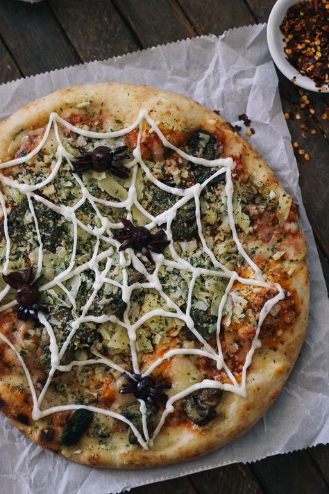 Halloween Pizza Ideas, Pizza Halloween, Plat Halloween, Spooky Dinner, Halloween Pizza, Recetas Halloween, Pizza Aesthetic, Fest Mad, Pizza Ideas