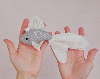 Fabric Fish, Rag Doll Pattern, Gold Fish, Fabric Animals, Fabric Projects, Diy Stuffed Animals, Sewing Project, Felt Animals, Felting Projects