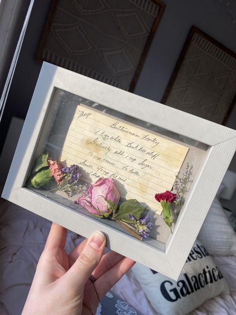 Shadow Box Dry Flower, How To Put Dried Flowers In Frame, Dried Flower Photo Frame, Shadow Box With Dried Flowers, Shadow Box For Passed Loved Ones, Shadow Box Ideas Memorial, Memory Shadow Box Ideas, Shadow Box Dried Flowers, Memorial Shadow Box Ideas