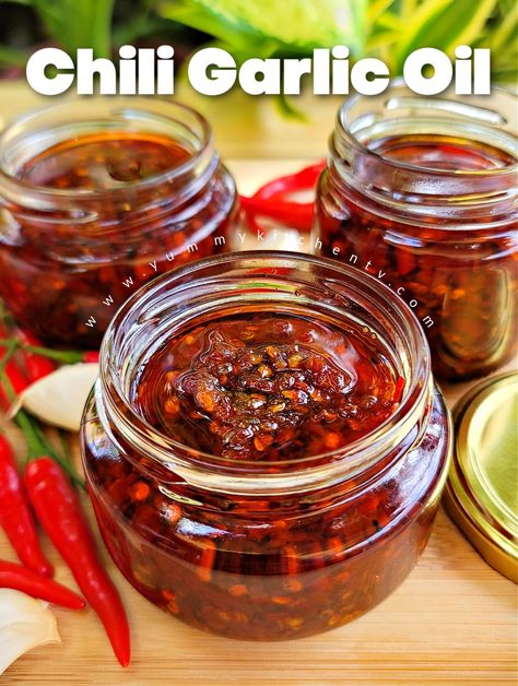 Chili Garlic Oil - Yummy Kitchen Chili Garlic Oil Recipe, Recipes With Chili Garlic Sauce, Garlic Oil Recipe, Homemade Chili Sauce, Chili Oil Recipe, Chili Garlic Paste, How To Make Chili, Chili Sauce Recipe, Homemade Oil