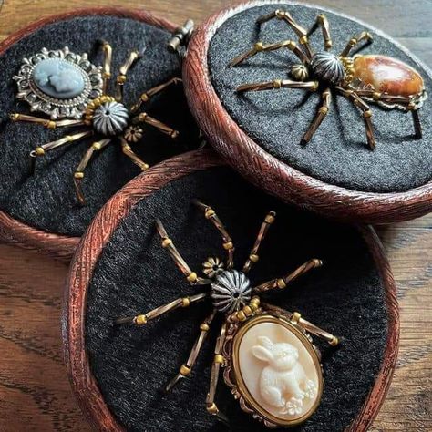 Beaded Spiders, Craft Night, Old Jewelry, Crafty Craft, Craft Time, Embroidery Inspiration, Embroidery And Stitching, Diy Canvas, Craft Inspiration