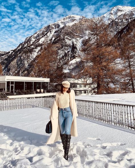 Jammu And Kashmir Outfit Ideas, Kashmir Trip Outfit Ideas Winter, Snow Mountain Photography, Winter Outfit Europe, Mountain Outfit Winter Cold Weather, Mountain Trip Outfit Winter, Mountains Outfit Winter, Kashmir Outfit Ideas Women, Kashmir Trip Outfit Ideas