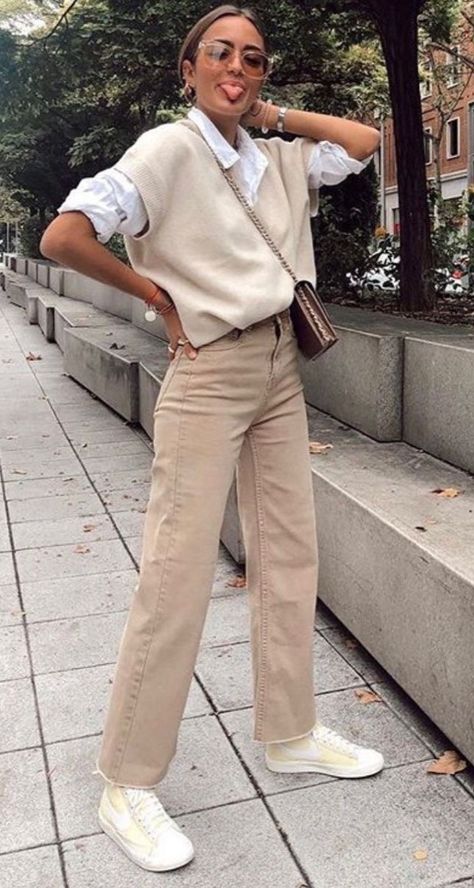 Cream Jeans Outfit, Beige Jeans Outfit, Rich Mom Outfits, Cream Pants Outfit, Beige Pants Outfit, Slacks Outfit, Pants Outfit Work, Beige Hose, Rich Mom