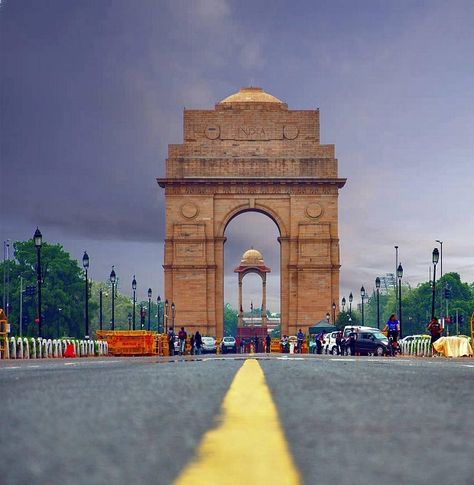 India Gate is one of most popular monuments of our country. And it goes without mentioning that it is also the face of Delhi. Delhi as a picture is made of India Gate, Qutab Minar, Bahai Temple and the likes. However, apart from just being the face of Delhi, a monument, a landmark and a picnic site, it has a meaningful history. Let us take a look at some of the interesting facts that everyone would like to know about India Gate. Historical India, Independence Day Images, About India, फोटोग्राफी 101, India Gate, Amazing India, Blurred Background Photography, Desktop Background Pictures, Blur Background Photography