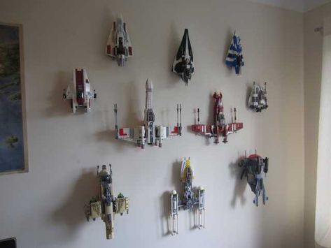 How to Wall-Mount Lego - Imgur How To Display Lego Sets, Lego Set Display, Decoracion Star Wars, Lego Display Ideas, Lego Room Decor, Geek Room, Lego Organization, Star Wars Bedroom, Lego Wall