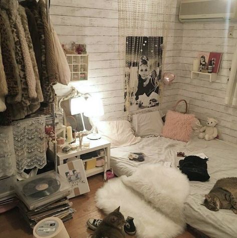 2017 Room Aesthetic, Vs Room Aesthetic, Brandy Melville Aesthetic Room, Nyc Dorm Aesthetic, Nyc Room Aesthetic, Pretty Room Aesthetic, Wg Aesthetic, 00s Room, College Apartment Inspiration