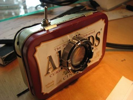 altoids-pocket-projector  http://hackaday.com/2012/03/17/diy-film-projector-fits-in-the-palm-of-your-hand/# Tin Projects, Pocket Projector, Film Projector, Altoids Tin, Altoid Tin, Altoids Tins, Diy Gadgets, Diy Tech, Mini Projector