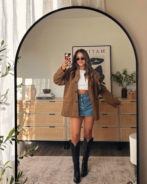 🔸 PIN LATER • Instagram Coffee Date Outfit Ideas, Fall Going Out Outfits, Coffee Date Outfit, Date Outfit Ideas, Skirt Outfit Fall, Trendy Fall Fashion, Skirt Outfits Fall, Date Outfit, Nashville Outfits