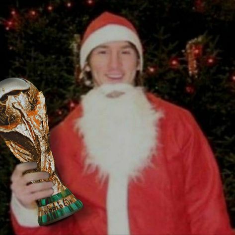 merry christmas, here is your gift Messi Christmas, Natal Aesthetic, Merry Christmas Meme, Christmas Memes, Christmas Photos, Random Things, Merry Christmas, Football, Cars