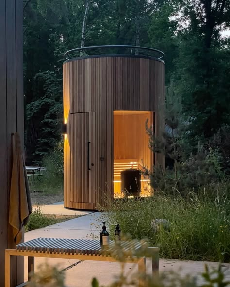 LumiPod (@lumipod_cabin) • Photos et vidéos Instagram Round Sauna, Outdoor Sauna, Cabin Design, Garden Room, Boutique Hotel, Shed, Sweet Home, Cool Designs, Spa