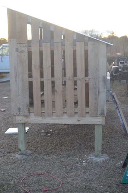 *Random Thoughts of a SUPERMOM!*: Pallet Chicken Coop: Part Two Pallet Chicken House, Chicken Run Plans, Pallet Chicken Coop, Pallet Coop, Chicken Coop Pallets, Starting A Farm, Chicken Shed, Backyard Chicken Coop Plans, Backyard Garden Diy