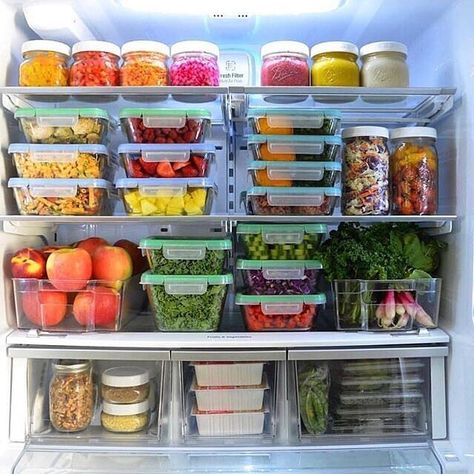 Tired: ASMR. Wired: Perfectly arranged produce. Fridge Containers, Recipe Development, Healthy Fridge, Desain Pantry, Organisation Ideas, House Organisation, Chop Chop, Store Hacks, Kitchen Organization Pantry