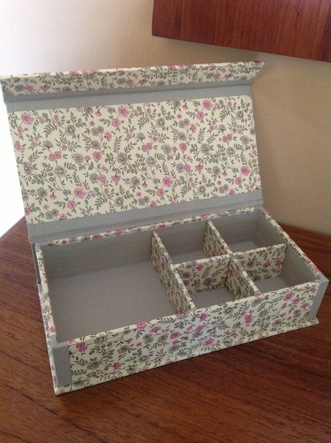 Sara tiene una  de esas mentes inquietas y creativas , que no descansan ni dormidas. Adora la decoración, los objetos antiguos, la restaurac... Craft Paper Storage, Carton Diy, Fabric Covered Boxes, Cardboard Box Crafts, Diy Storage Boxes, Fabric Boxes, Handmade Box, Diy Cardboard, Diy Gift Box