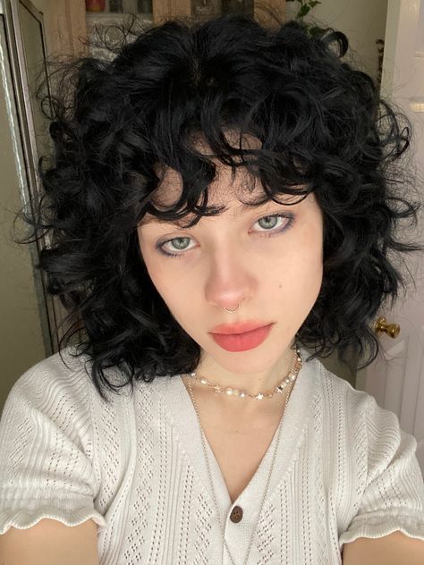 Black Short Hairstyles Curly, Short Curly Hair Bangs Hairstyles, Short Curly Hair With Straight Bangs, Short Curly Hair Grunge, Curly Short Hair Girl, Short Dark Wavy Hair, Short Black Hair Curly, Black Curly Hair With Bangs, Short Curly Dark Hair