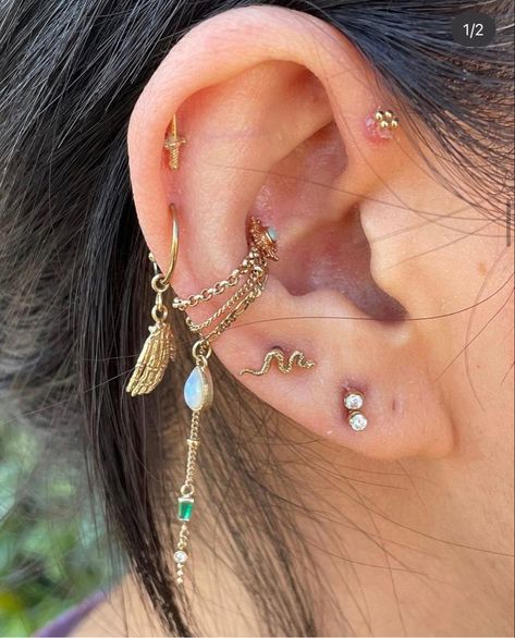 Conch Chain, Full Ear Piercings, Cool Ear Piercings, Pretty Ear Piercings, Cool Piercings, Cute Ear Piercings, Ear Style, Stacked Earrings, Ear Stack