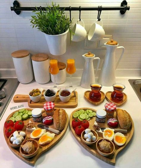 Breakfast Presentation, Romantic Breakfast, Breakfast Platter, Party Food Platters, Food Displays, Buffet Food, Food Platters, Food Decoration, Food Presentation