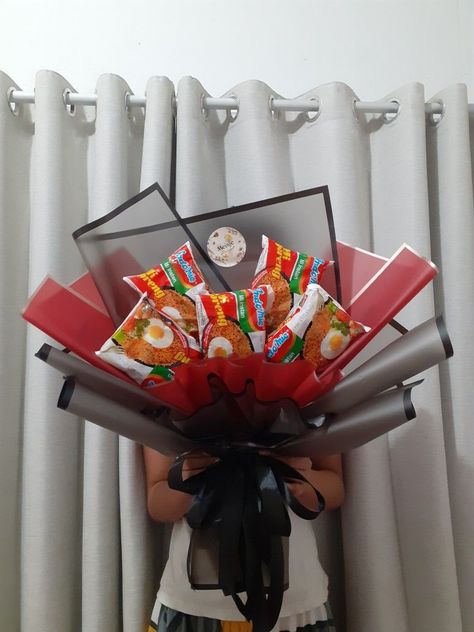 Bouquet Indomie by @meisjs.florist Buldak Ramen Bouquet, Man Bouquet Ideas, Bouqet Snack, Bouquet Diy Gift, Snack Bouquet, Man Bouquet, Food Bouquet, Bucket Ideas, Diy Bouquet Wrap