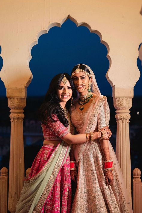 Here's How This WMG Bride Rewore & Restyled Her Own Bridal Lehenga At Her Sister's Wedding! Bride And Sister Pictures Indian, Brides Sister, Bride Photos Poses, Bridesmaid Photoshoot, Indian Wedding Poses, Sister Poses, Reception Outfit, Indian Bridal Photos, Dressing Ideas