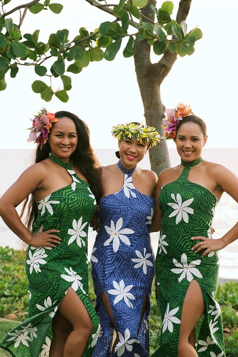 classic Hawaiian style Hawaiian Attire For Women, Hawaii Themed Party Outfit, Tropicana Costume, Hawaiian Fashion Woman, Hawaiian Outfit Ideas, Tropical Party Outfit, Hawaiian Style Fashion, Luau Party Outfit, Tahitian Dress