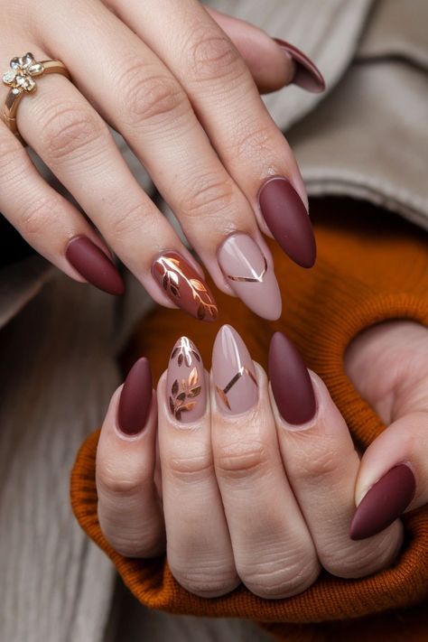 Cranberry And Gold Nails, Nails With Leaves Fall, Fall Nail Designs Red, Autumn Dip Nails, Thanksgiving Nails 2024, Maroon Fall Nails, Green Fall Nail Designs, Thanksgiving Manicure, Fall Leaves Nails