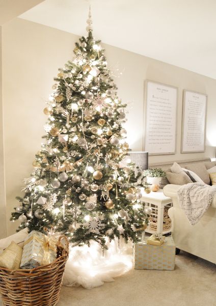 Would love to someday have a tree in the Master if it was big enough! Fall asleep next to the twinkling lights...Open gifts on mom and dads bed in pajamas. Christmas Tree Inspiration, A White Christmas, Christmas Tree Stand, White Christmas Decor, White Christmas Tree, Christmas Tree Themes, Magical Christmas, Noel Christmas, Merry Little Christmas