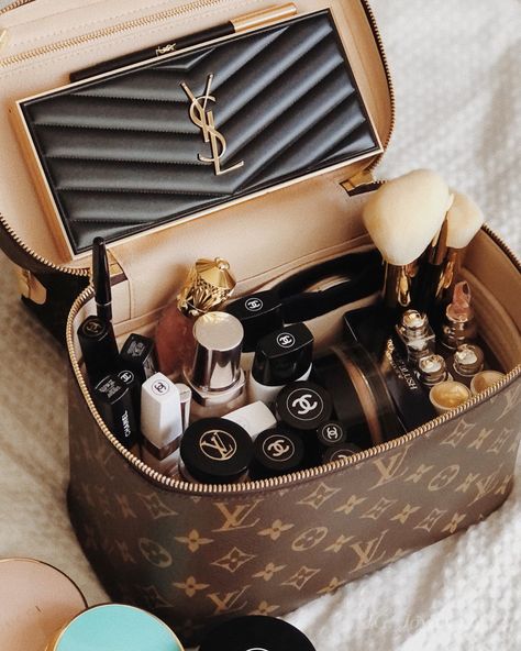 Chanel Makeup, Replica Designer Handbags, Luxury Makeup, Chloe Bag, Makeup Essentials, Luxury Skincare, Aesthetic Makeup, Vuitton Bag, Womens Purses