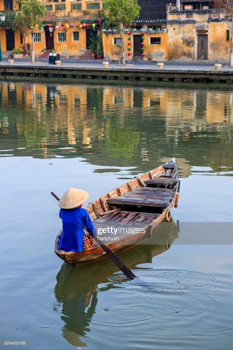 Photo : Femme vietnamienne pagayer dans la vieille ville de Hoi, une ville, Vietnam Vietnam Photos, Singapore Travel Tips, Travel International, Vietnam Voyage, Banana Tree, Like Image, Singapore Travel, Southeast Asia Travel, Hoi An