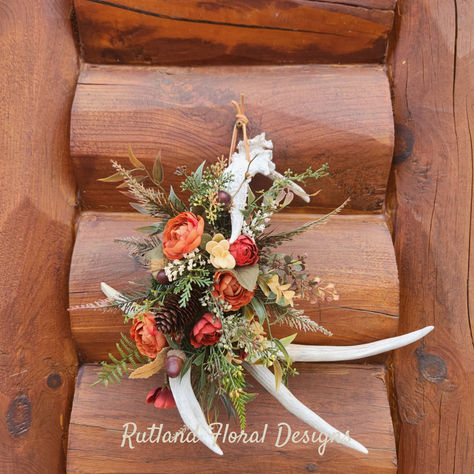 Deer Antler Floral Arrangement, Shed Antler Display Ideas Deer, Farmhouse Antler Decor, Deer Antler Flower Arrangements, Antler Floral Arrangement, Elk Antler Decor Ideas, Decorating With Deer Antlers, Antler Arrangements, Shed Antler Display Ideas