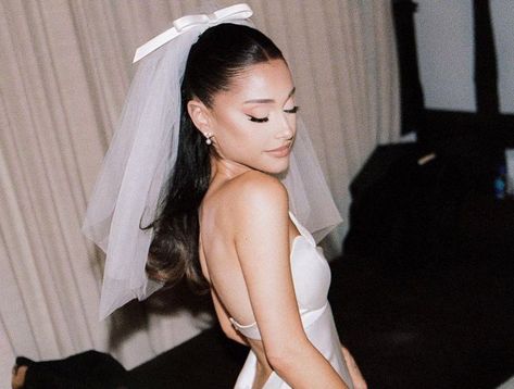 Bridal High Ponytail With Veil, Bridal Ponytail, Ariana Grande Makeup, Ariana Grande Hair, Wedding Hairstyles And Makeup, Wedding Veils Short, Wedding Hairstyles Tutorial, Half Ponytail, Short Veil