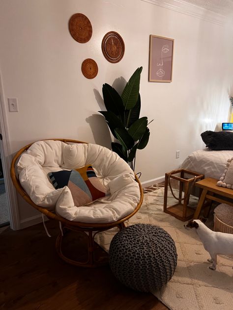 Papasan Chair With Ottoman, Basket Chair In Bedroom, Moon Chair Living Room, Comfy Aesthetic Chairs, Saucer Chair Bedroom Ideas, Papasan Chair Aesthetic, Papasan Chair Bedroom, Room Aestethic, Papasan Chair Frame