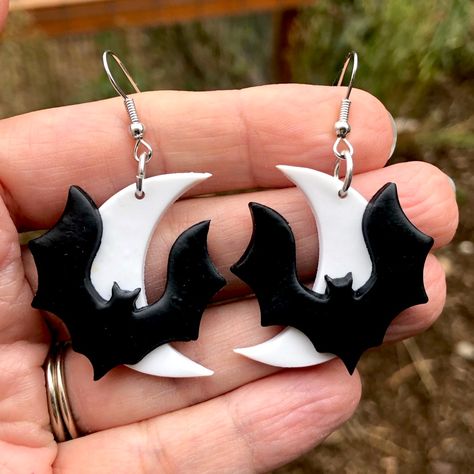 These Are A A Ton Of Fun! I Handcrafted These Earrings Out Of Polymer Clay And They Are Brand New And Fresh Out Of The Oven. Lightweight Comfortable Dangle Earrings With Hooks. A Black Bat Flies In Front Of A White Glow In The Dark Moon. Just Hold These Under The Light For A Few Seconds, Turn Off The Lights And Watch Them Glow! There Are Some Minor Imperfections That Add Character To The Handmade Design And Make Them Truly One Of A Kind. Great For Halloween! Fimo, Halloween Inspired Jewelry, Spooky Polymer Clay Ideas, Halloween Earring Ideas, Gothic Clay Jewelry, Polymer Clay Halloween Earrings Diy, Witchy Polymer Clay Earrings, Halloween Earrings Clay, Aretes Dark