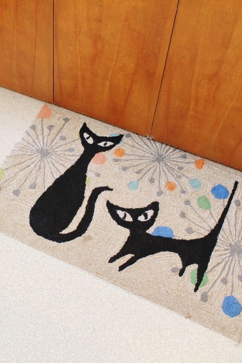 Atomic cats rug in mid-century modern kitchen // Mid-century kitchens often have bold color schemes, commonly sticking to a single color like cherry red, mint green or banana yellow. But you don’t have to commit to a single color. Try these fun decor accessories to infuse your modern kitchen with every color of the mid-century rainbow. #midcenturymodern #kitchendecor #homedecor Atomic Kitchen Decor, Mid Century Butterfly, Vintage Mid Century Kitchen, Mid Century Modern Gifts, Retro 50s Decor, Cat Kitchen Decor, Mid Century Modern Shapes, Mid Century Modern Clothing, Atomic Bedroom