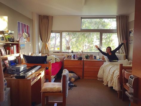 all about UCLA dorms - pictures, video tours & more! Ucla Dorm Room, Triple Dorm, Ucla Dorm, Dorm Layout, Dorm Room Aesthetic, Dorm Room Layouts, Dream Dorm Room, Academia Room, Dorm Room Styles