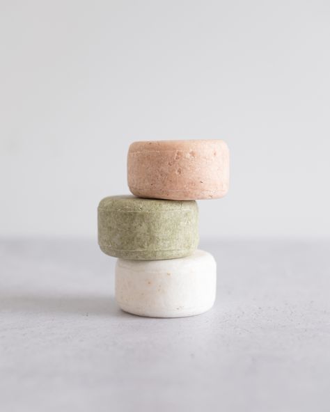 Shampoo Bar Aesthetic, Shampoo Bar Photography, How To Make Shampoo, Diy Shampoo Bar, Shampoo Natural, Solid Shampoo Bar, Homemade Shampoo, Diy Shampoo, Shampoo Bars