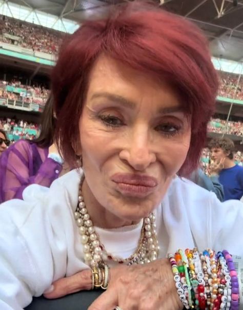 “What Happened?” Sharon Osbourne, 71, Shocks Fans in Latest Appearance Ozzy And Sharon Osbourne, Ozzy And Sharon, Dog Accesories, Sharon Osbourne, Chunky Crochet Blanket, Chunky Crochet, Ben Affleck, Aging Gracefully, Blake Lively