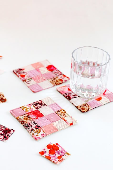 fabric scrap coaster tutorial Fabric Mug Rugs, 4x4 Fabric Projects, How To Make Coasters With Fabric, Fabric Coasters Pattern, Scrap Fabric Coasters, Quilted Coasters How To Make, Diy Quilted Coasters, Scrap Fabric Art, Quilted Coasters Patterns Free