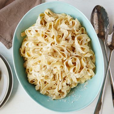 Fettuccine Alfredo by Giada De Laurentiis Olive Garden Alfredo Sauce Recipe Easy, Fettuccine Alfredo Olive Garden, Alfredo Sauce Recipe Without Heavy Cream, Olive Garden Alfredo Sauce Recipe, Giada De Laurentiis Recipes, Olive Garden Alfredo Sauce, Alfredo Sauce Recipe Easy, Cream Sauce Recipe, Chicken Fettuccine Alfredo