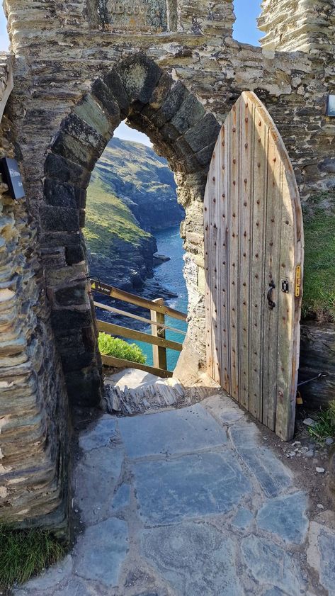 View from the door of the Tintagel Castle in Cornwall UK. Bonito, Nature, West Country England, Tintagel Castle Cornwall, Cornwall England Aesthetic, Cornwall Aesthetic, Cornwall Photography, Uk Roadtrip, August Beach