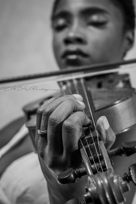 Une femme noire jouant du violon Violin Core, Violin Photoshoot, Girl Playing Violin, Black Violin, Violin Photography, Boss Aesthetic, Divine Rivals, Expression Photography, Photography Moodboard