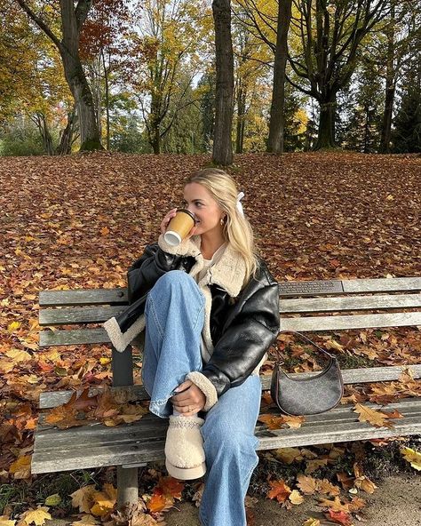 Autumn Photo Shoot, Ugg Outfits, Autumn Images, November Outfits, Outfit With Uggs, Autumn Instagram, Basic Girl, Autumn Ideas, Winter Photoshoot