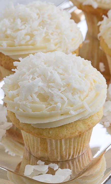 * cupcakes à la noix de coco * Coconut Cupcake, Homemade Icing, Coconut Icing, Luau Food, Dessert Bakery, Delicious Sweets, Cupcakes With Cream Cheese Frosting, Coconut Frosting, Coconut Cupcakes