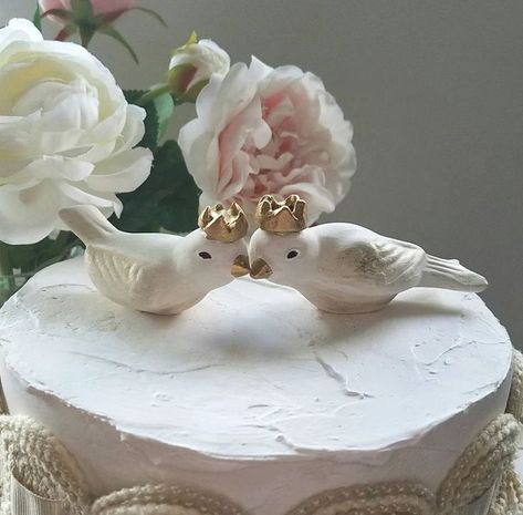 Royal Love Birds Cake To;pper Snow White Wedding, Bird Cake Topper Wedding, Wedding Cake Birds, Bird Cake Toppers, Wedding Birds, Ceramic Home Decor, Forest Theme Wedding, Ceramic Home, Love Birds Wedding