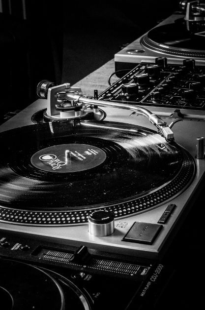 Dj Black And White, Photo Wall Black And White, Picture Wall Black And White, Dj Pictures, Audio Pictures, White Photo Wall, Technics 1200, Dj Aesthetic, Vinyl Dj