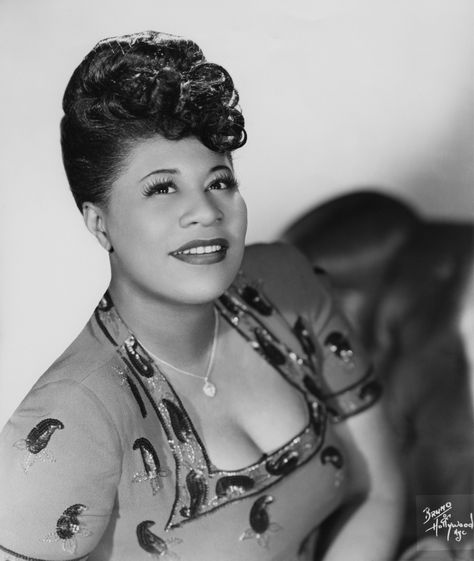 Ella Fitzgerald Beauty Crush, Ella Fitzgerald, Vintage Black Glamour, Hair Icon, Athletic Hairstyles, Young Black, Hair Reference, Tony Awards, Popular Hairstyles